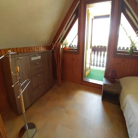 Σπίτι διακοπών Sunlit Retreat With Garden, Cleaning Included *
